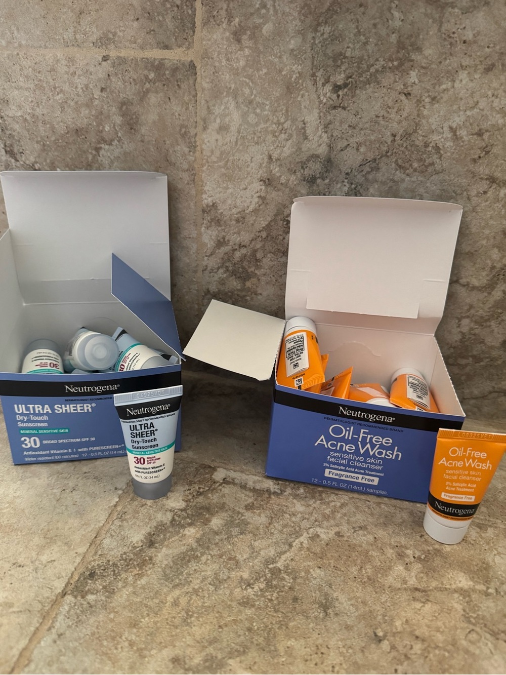 12 each Sample mini Neutrogena Ultra Sheer  sunscreen 30 & Oil-Free Acne Wash